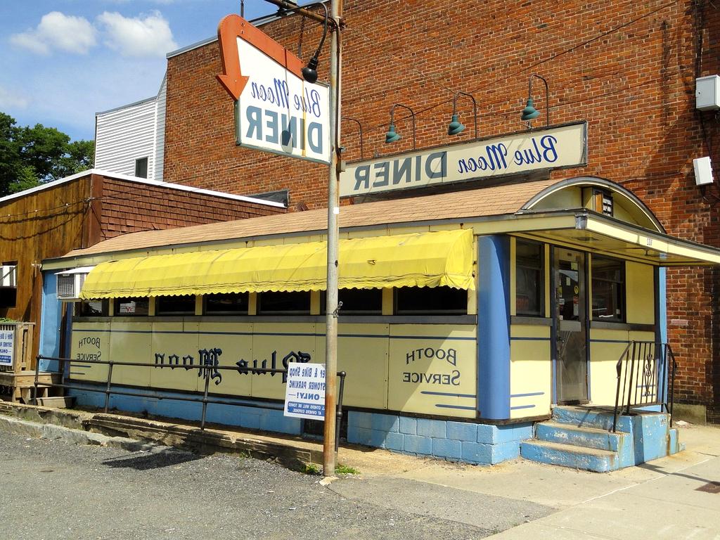 Ikona imprezy muzycznej z mikrofonem i głośnikiem