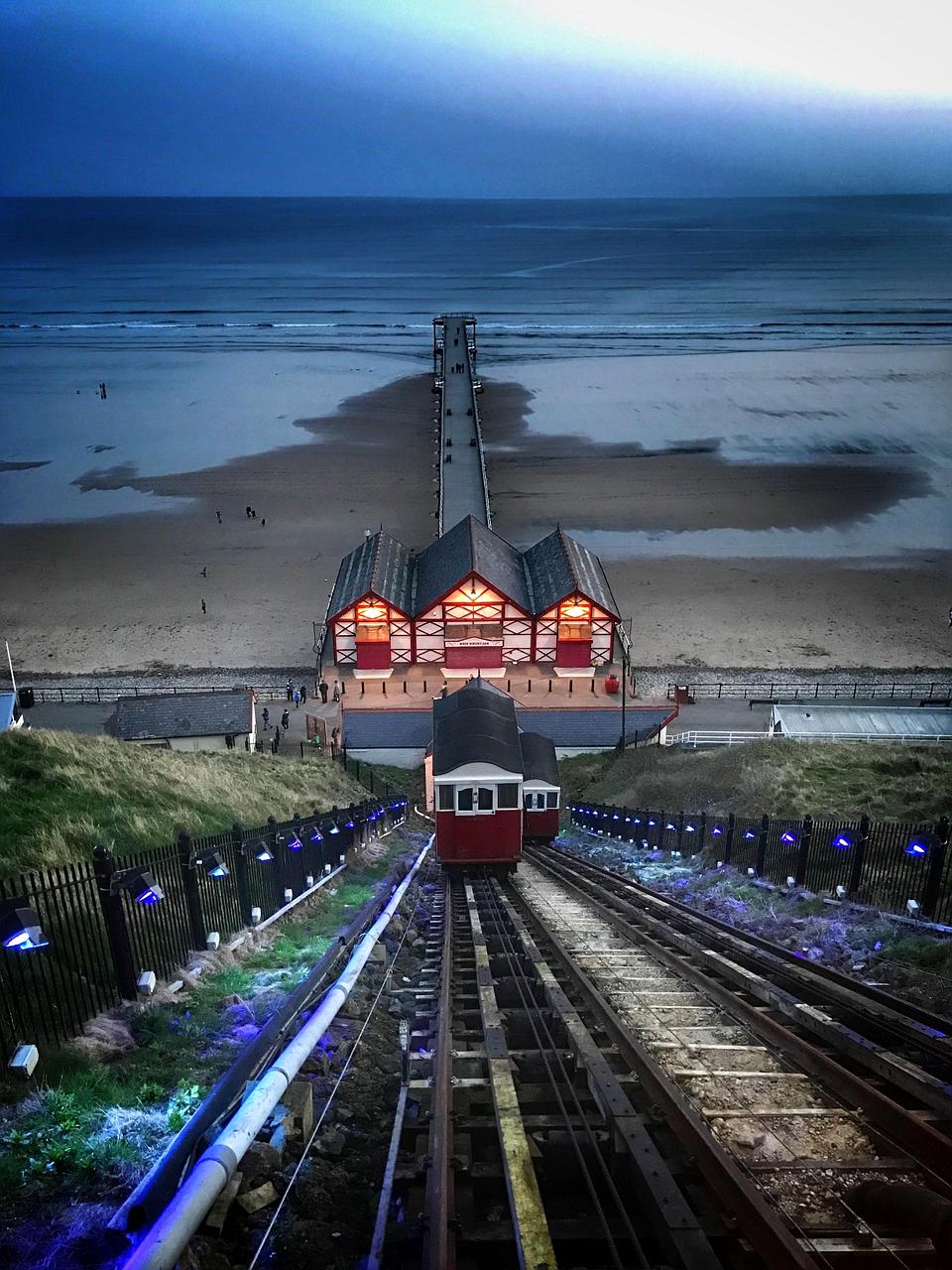 Nowoczesny tramwaj w ruchu miejskim