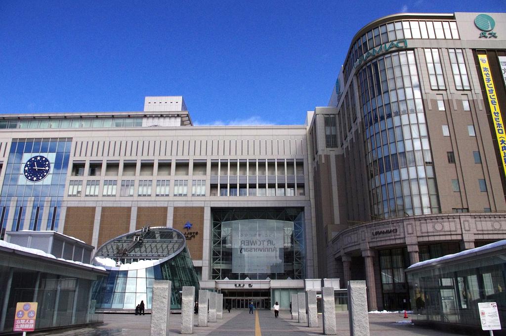 Widok na centrum handlowe z wejściem i przechodniami