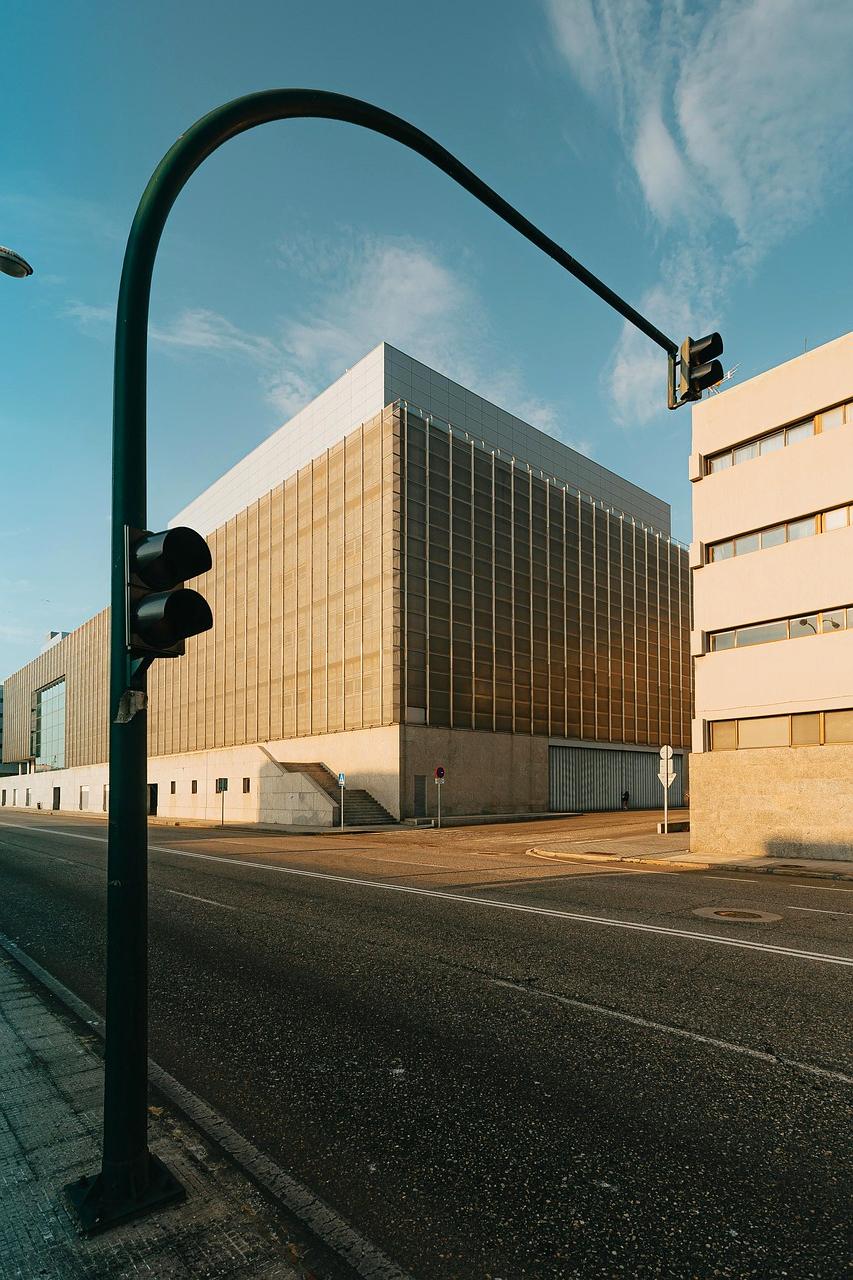 Widok na scenę teatralną z publicznością podczas spektaklu